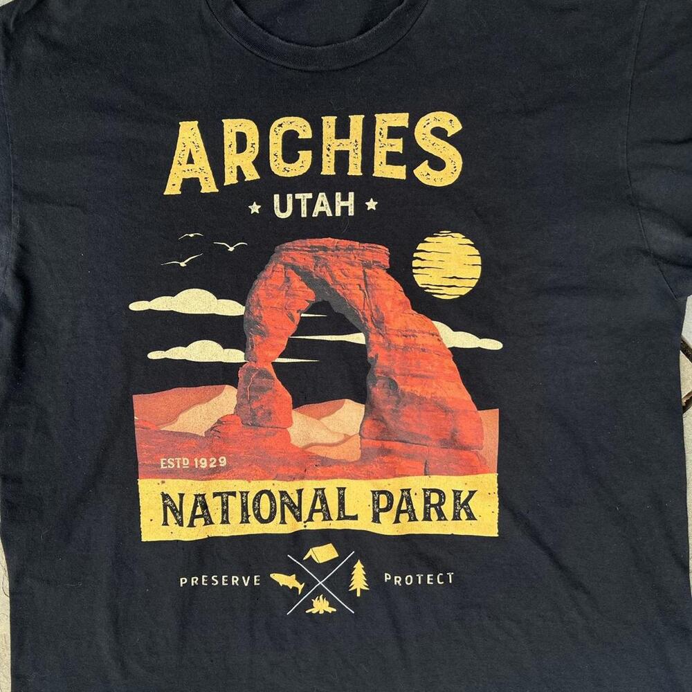 Arches Utah National Park Preserve Protect Graphic T-shirt - Picture 2 of 5